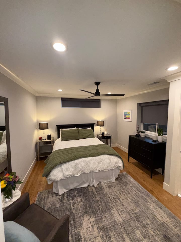 Verscholen op de eerste verdieping biedt onze 3e slaapkamer privacy. Het queensize bed, omgeven door rustgevende inrichting, zorgt voor een rustgevend toevluchtsoord. Geniet van het gemak van een eigen badkamer en voltooi deze gezellige en afgelegen ruimte.