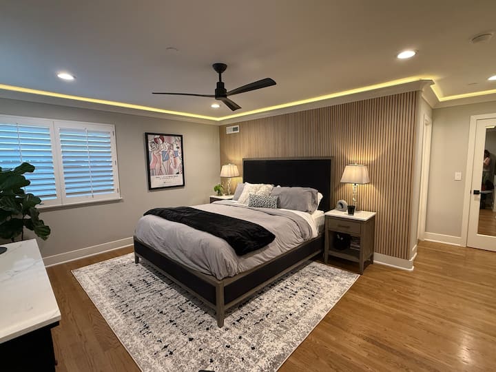 Op de 1e verdieping straalt onze hoofdslaapkamer rust uit. Geniet van een California King bed, overvloedig natuurlijk licht en een gezellige leeshoek. Een smart-tv en voldoende kastruimte voegen comfort toe aan deze ruimte. 