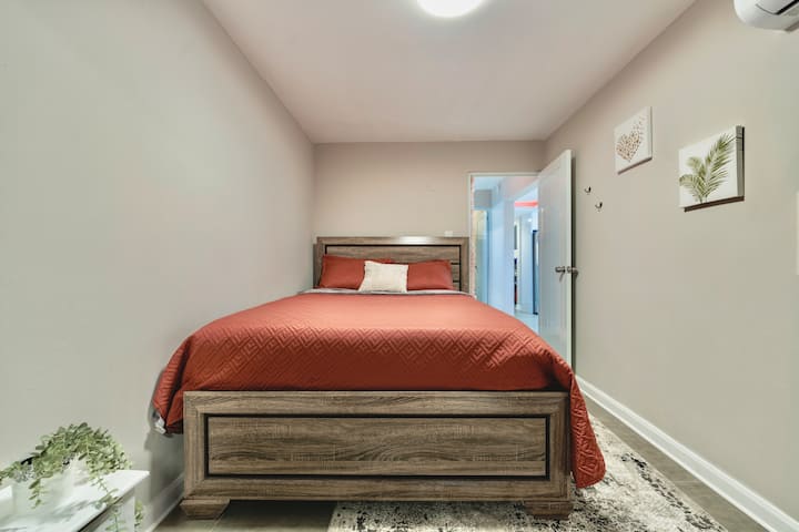 Colchón de espuma viscoelástica tamaño queen. Espejo y armario dobles de longitud completa. Aire acondicionado.