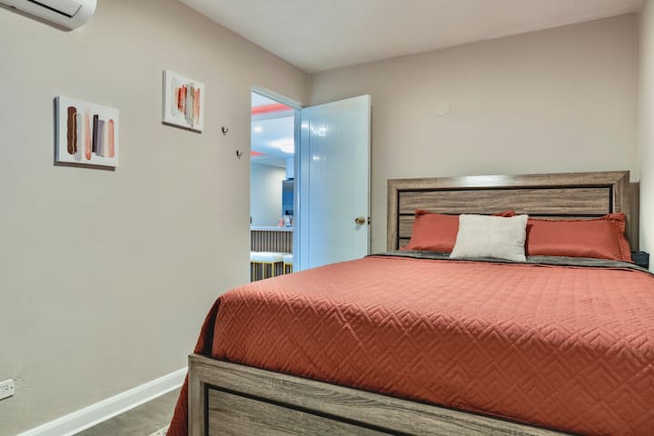 Cama de espuma viscoelástica tamaño queen. Espejo y armario dobles de longitud completa. Aire acondicionado.