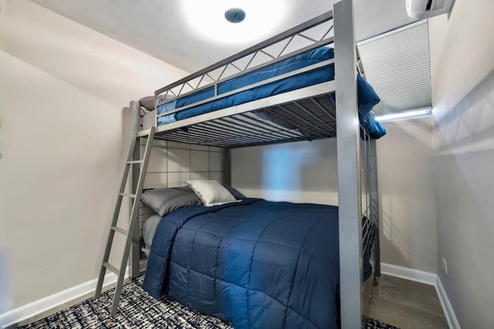 Tercer dormitorio con litera de tamaño completo, espejos de longitud completa y armario con perchas. 