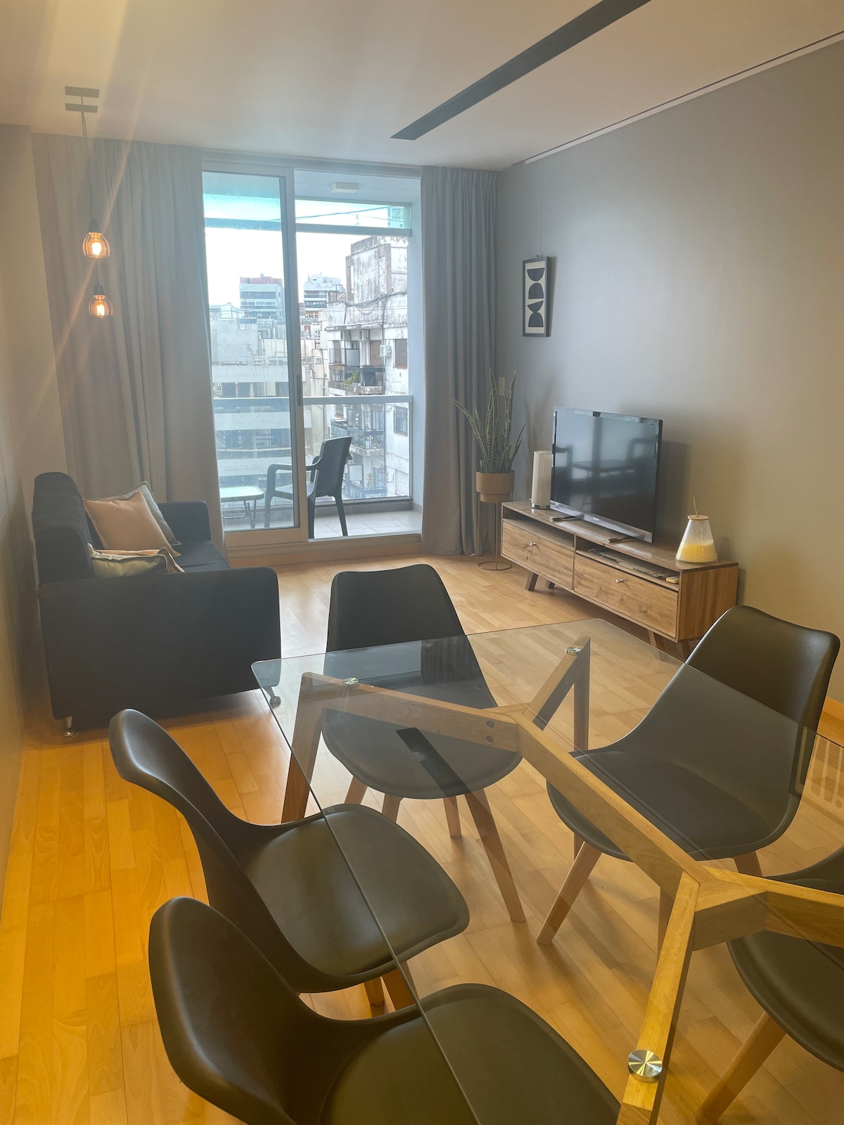 Successful Airbnb property: 2 rooms in Belgrano, balcony, swimming pool, and Metro. in Colegiales