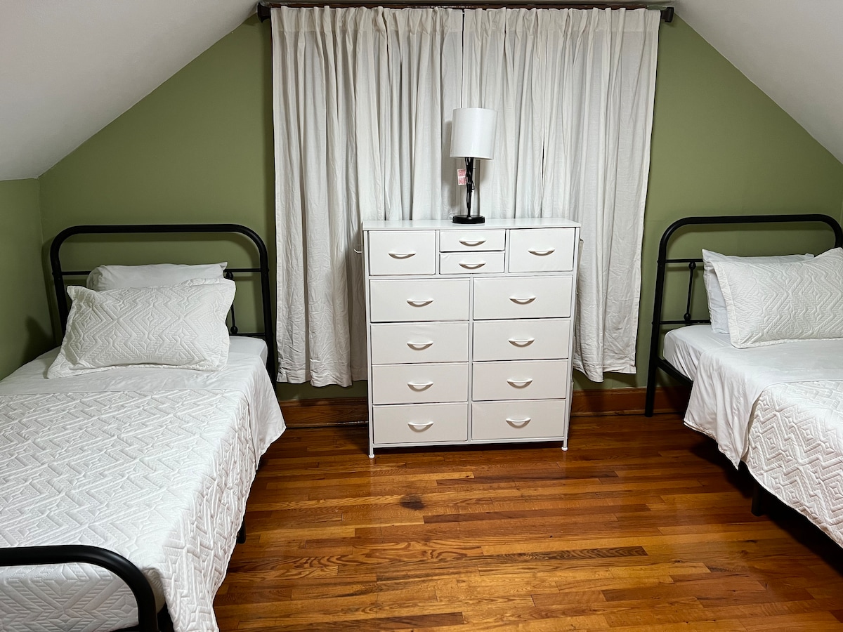 Little House on the Corner Houses for Rent in Hinton, West Virginia