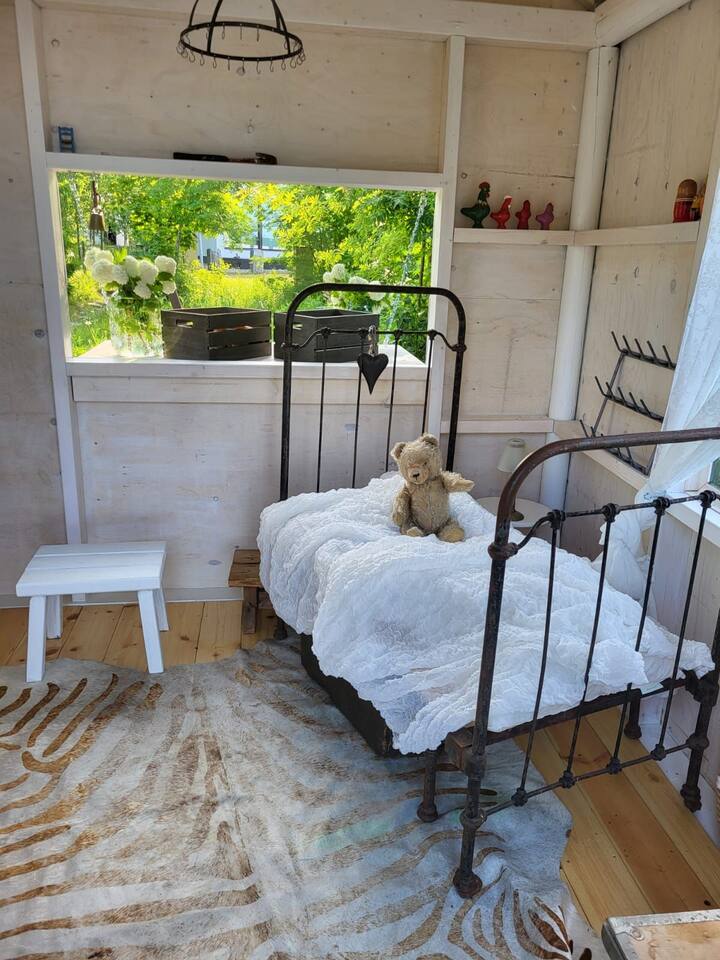 This new cute playhouse serves as a children's playground during the day, for example, in kiosk games, and in the evening it opens up a nice social bar. Outside, there's a fire pit and benches that the stoves heat up This is a sheltered spot even in the freezer.