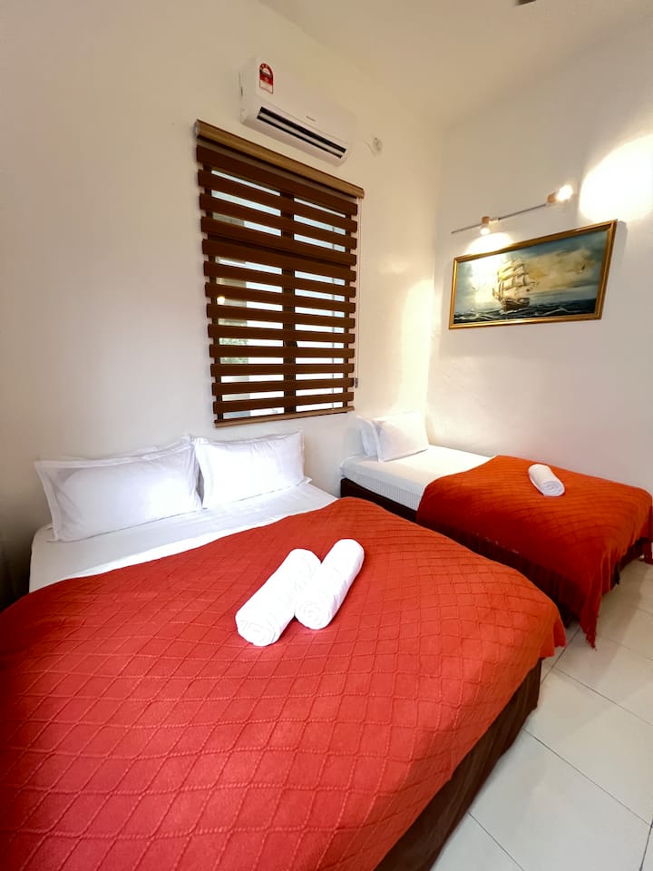 1 سرير بحجم بحجم 
1 مفرد للغاية
6 وسادة
3 منشفة

مروحة حمام شخصية

 
Aircond