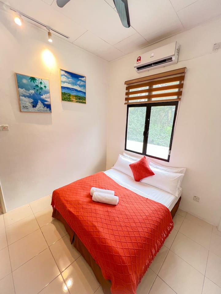 1 سرير بحجم كوين
4 وسادة
مروحة aircond لطاولة الملابس


