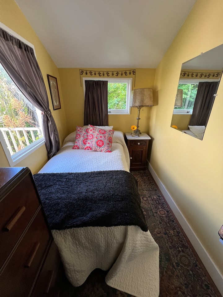 تحتوي غرفة النوم المريحة هذه خارج المطبخ على سقف مقبب ويمكن تحويلها إلى مكتب للإقامات طويلة الأجل!