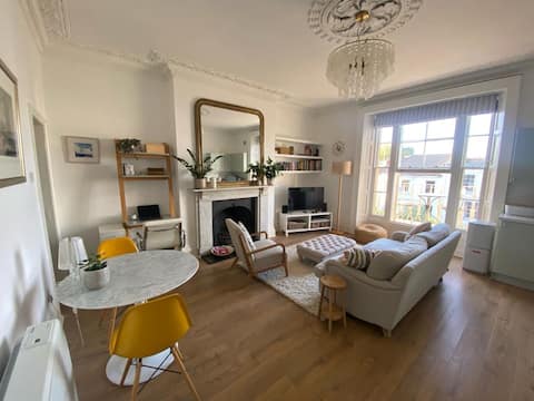 Top Airbnb: Spacious, bright one bed flat in Clifton Down