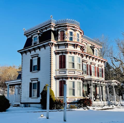 Parker House Historic Home 14 mins to Rhinebeck