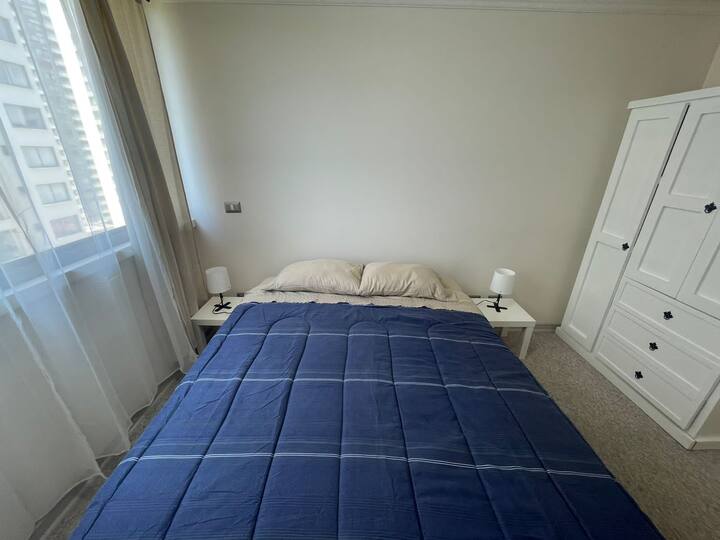 يحتوي على ستائر بدون خروج، وبطانية، وشماعات ومصابيح.