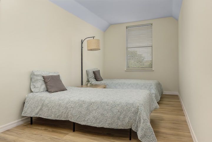 Kjo dhomë është një dhomë më vete jashtë dhomës së gjumit "queen" në katin e sipërm (dhoma e gjumit 3)