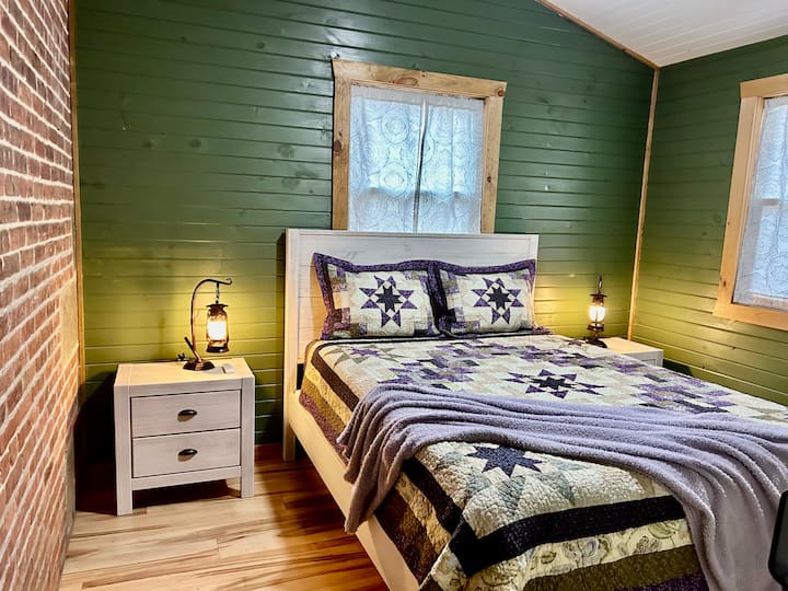 ห้องนอนชั้นล่าง
ไม่มีตู้เสื้อผ้า