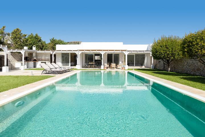 luxurious villa in a quiet ares nearby the sea