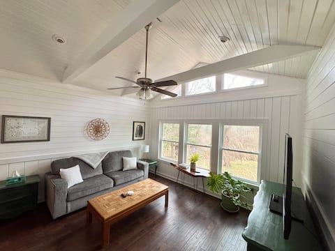 Cozy, Peaceful Home in the Woods, 5 min to town