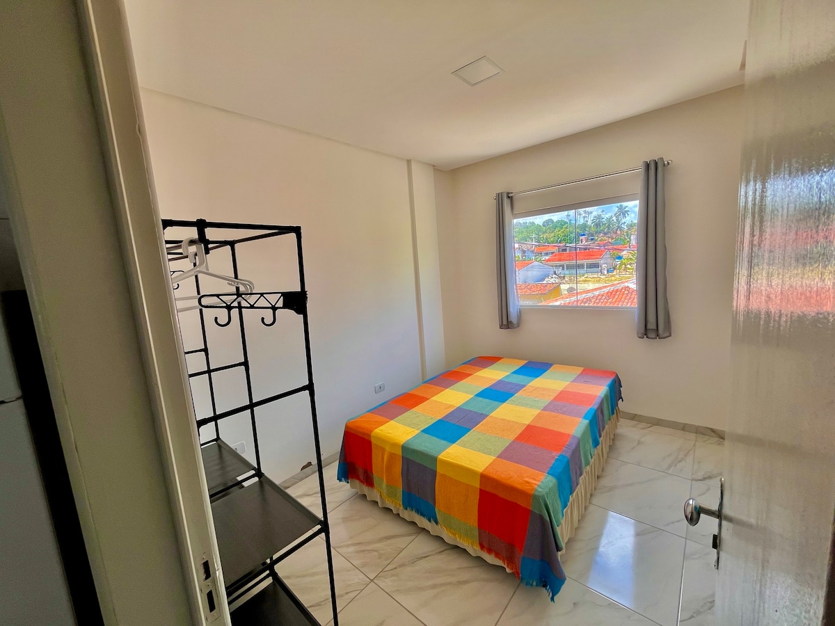 Dormitorio 1 con una cama doble y un organizador de ropa
