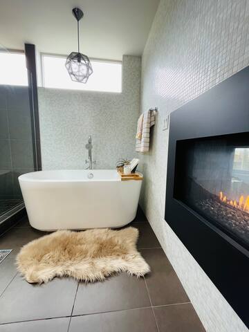 Luxe Mod City Home +Hot Tub+Parking+AC+Bag storage gallery image 3