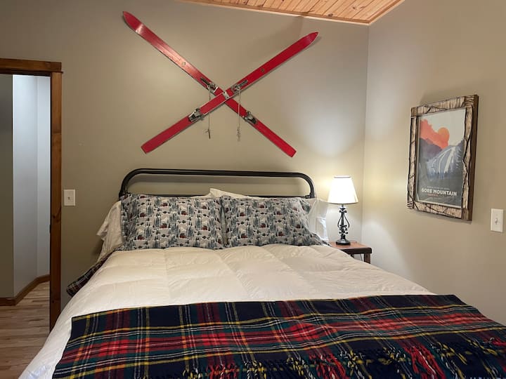 Ახალი საწოლი, 2" სქელი მეხსიერების ქაფი topper, flannel ფურცლები, და გერმანული დამზადებული სუფთა კომფორტს მიიღოს მყუდრო ღამე შემდეგ ხანგრძლივი დღის სათხილამურო ან hiking, და აქვს დიდი კარადა ჩემოდანი/ტანსაცმელი. Ყველა ნომერში არის იატაკის გათბობა.