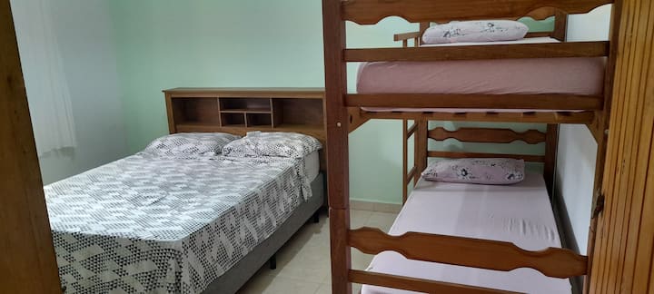 1 spavaća soba, 1 bračni krevet i 1 krevet na kat, 2 ventilatora, stalak za odjeću