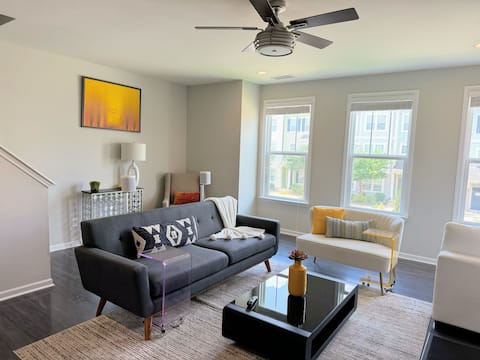 Charming Townhome Near Downtown Apex
