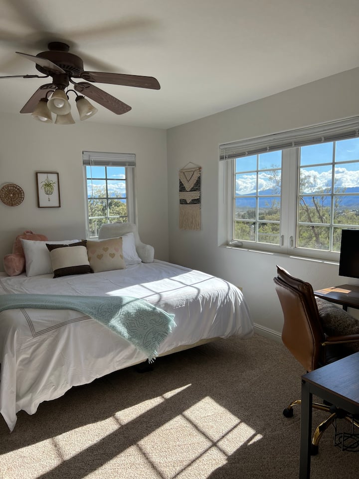 Hoofdslaapkamer met uitzicht op de bergen, werkruimte en reiswieg enz.