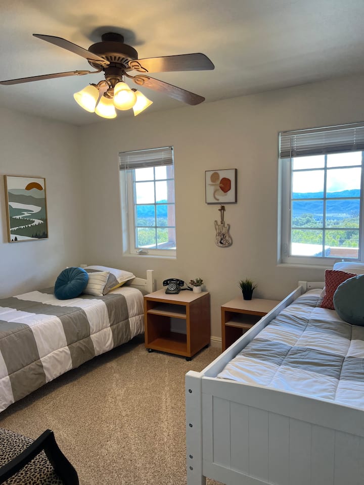 2e slaapkamer 2 eenpersoonsbedden Uitzicht op de bergen en volledige kast.