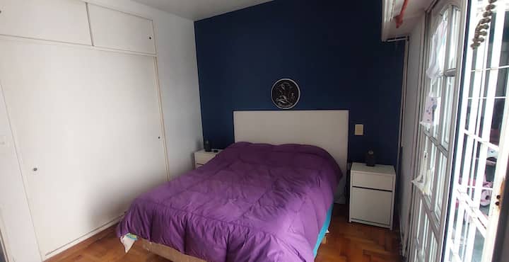 سرير مزدوج، مع خزانة مع باب ومخرج فناء