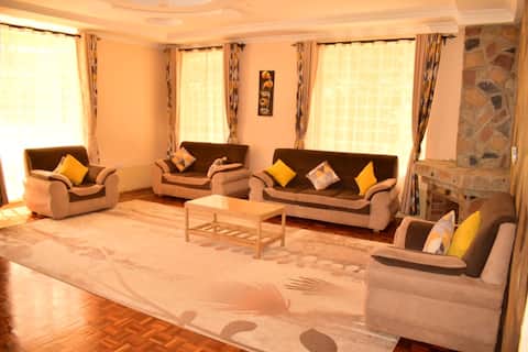 Olives & Roses
5 bed/bath &1 crib