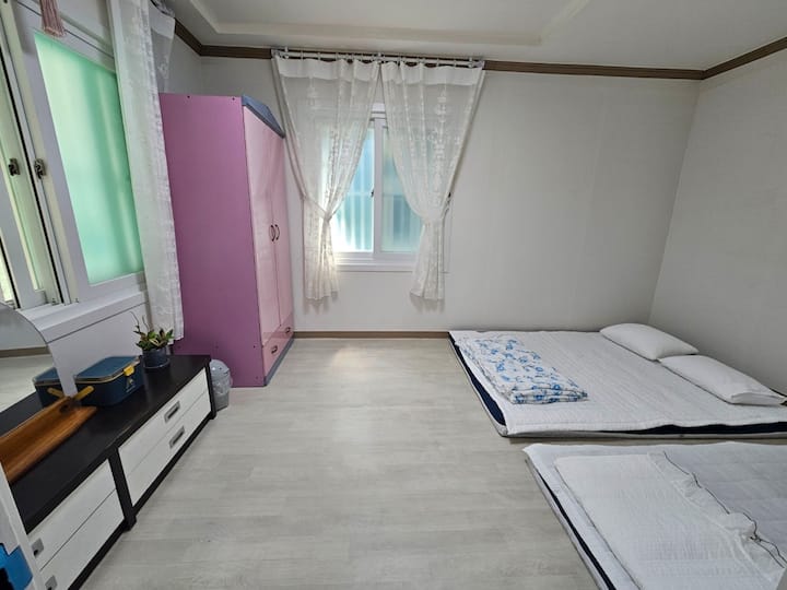 衣柜、梳妆台、急救箱？提供吹风机、12厘米厚的舒适折叠双人床垫和加大单人床垫 