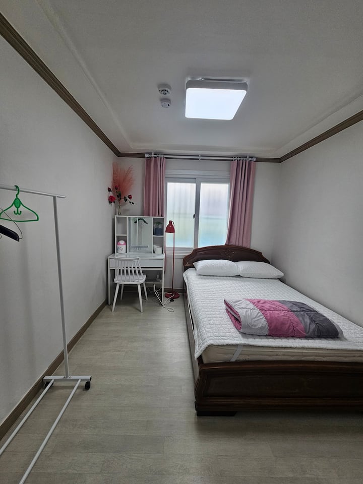 配备双人卧室、梳妆台、衣架等。 