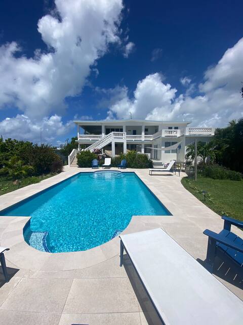 Hilltop Esperanza with ocean views, saltwater pool
