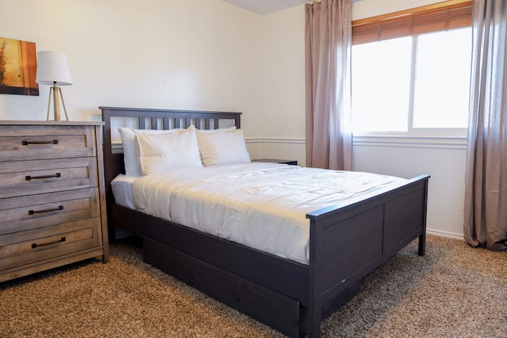 พื้นที่ทำงานอยู่ทางซ้ายของตู้เสื้อผ้า