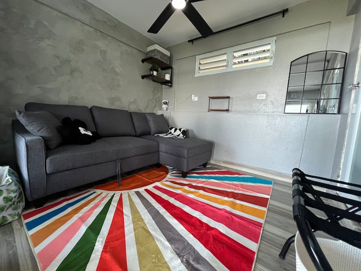 Četvrta spavaća soba, soba sa zvjezdanim nebom, nalazi se na terasi u prizemlju i ima kauč na razvlačenje, kupaonicu s WC-om, pametni TV od 81cm i svjetiljku sa zvjezdanim nebeskim projektorom.