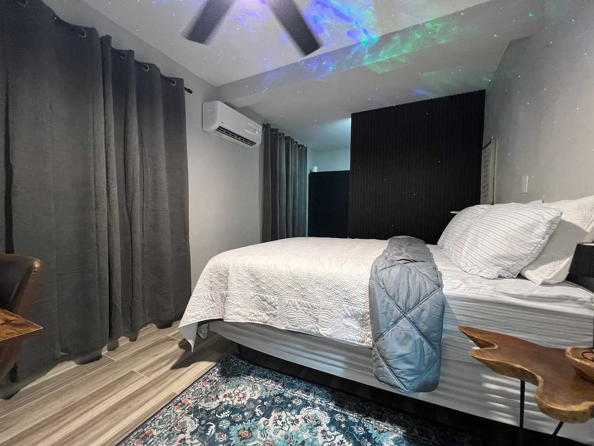 Спалня №2, стая Aurora, разполага с двойно легло queen size, мини сплит климатик, вентилатор на тавана, работно пространство, складово помещение и проектор Aurora. 