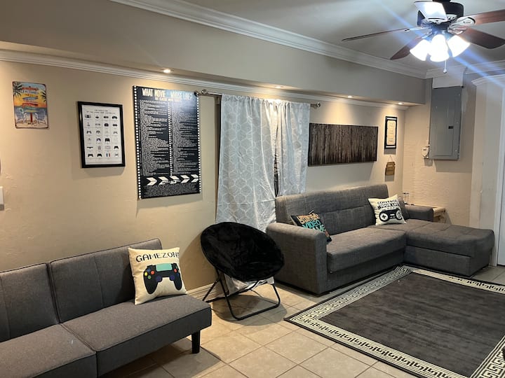 La quarta camera da letto è un ottimo spazio aggiuntivo per intrattenere. TV da 55 pollici in camera