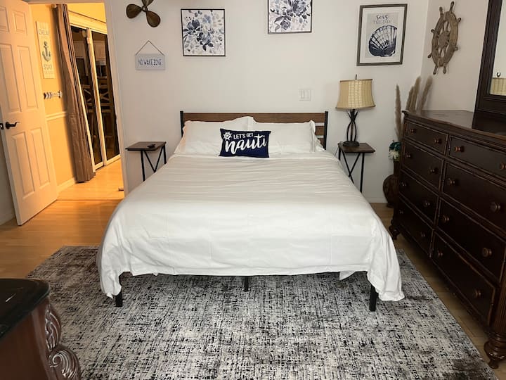 Camera da letto matrimoniale a tema nautico con bagno interno