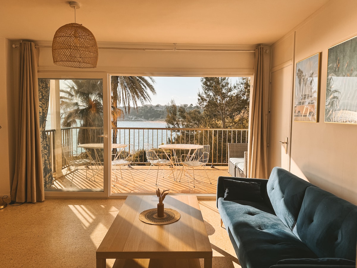 Popular Airbnb listing: Beach & Sunset View · AC · Cap Salou in Salou