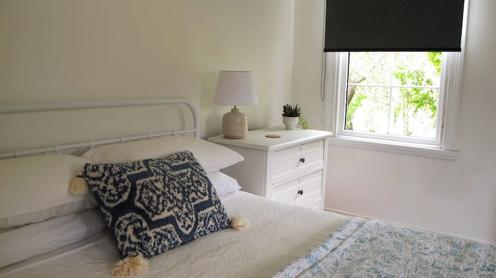 Queen bed with quality cotton sheets and throw and a heated under blanket for those that appreciate that little extra warmth.