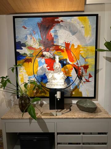 Arty Modern Hip Haven 2 Bdrm Apt gallery image 5