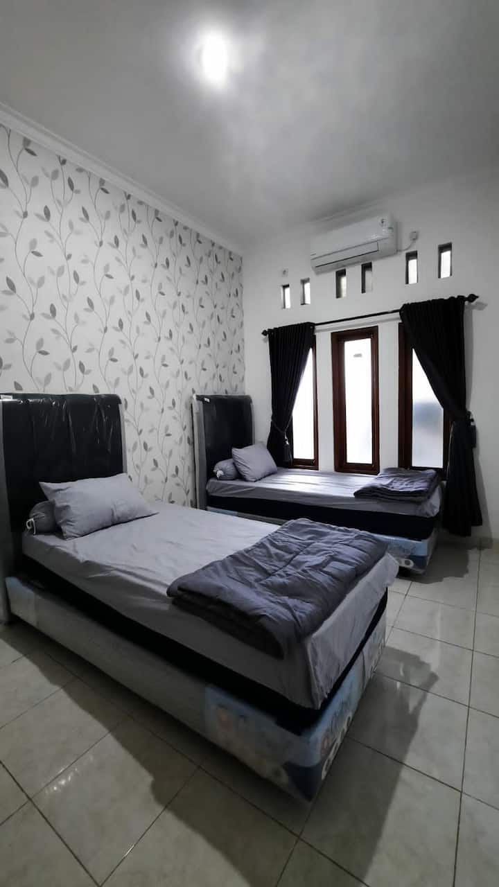 Udobne spavaće sobe opremljene su 2 kreveta za jednu osobu, s klima-uređajima, ventilatorima, dodatnim krevetima, svjetiljkama za spavanje, električnim utikačima i ormarima