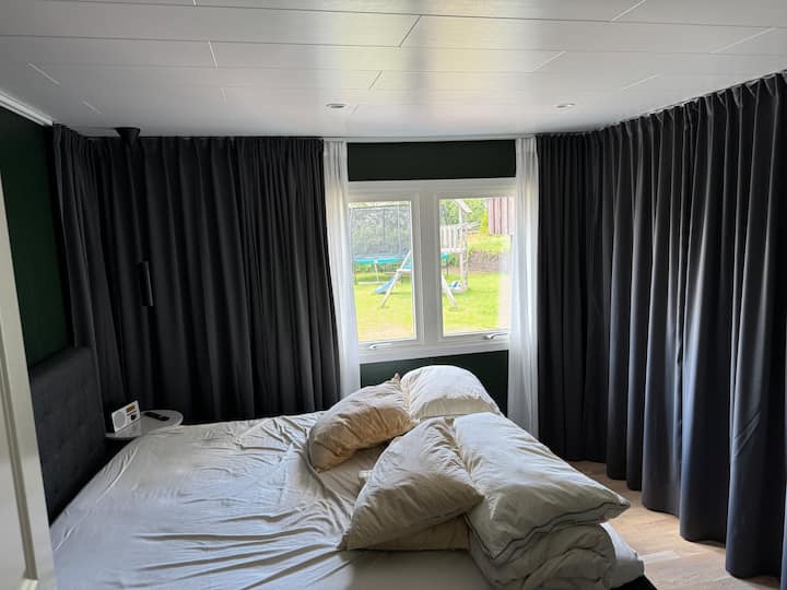 Dhomë gjumi në katin përdhes - krevat 180 cm. Merr me vete shtrojat e krevatit. 