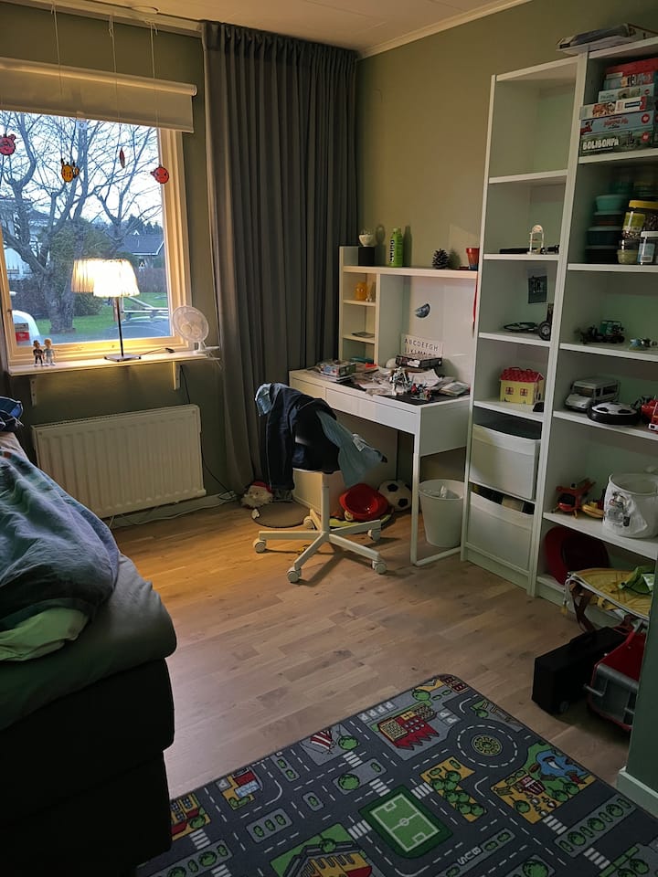 Dhomë gjumi në katin përdhes - krevat 120 cm. Merr me vete shtrojat e krevatit. 