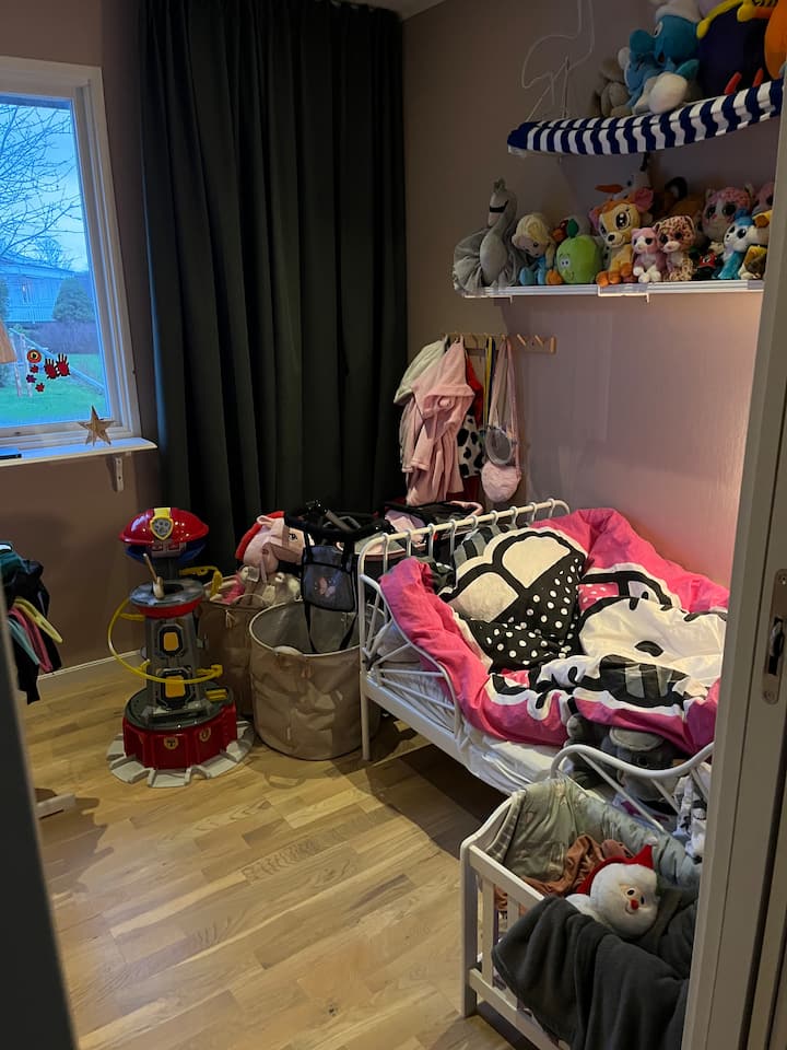 Kjo dhomë nuk përfshihet në "dhomën e gjumit" ka një krevat më të vogël për fëmijë që është 80 cm i gjerë dhe 175 cm. Merr me vete shtrojat e krevatit.