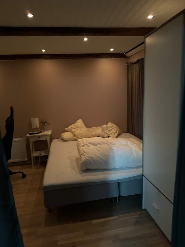 Dhomë gjumi në bodrum - krevat 180 cm + divan krevat 140 cm. Merr me vete shtrojat e krevatit. 