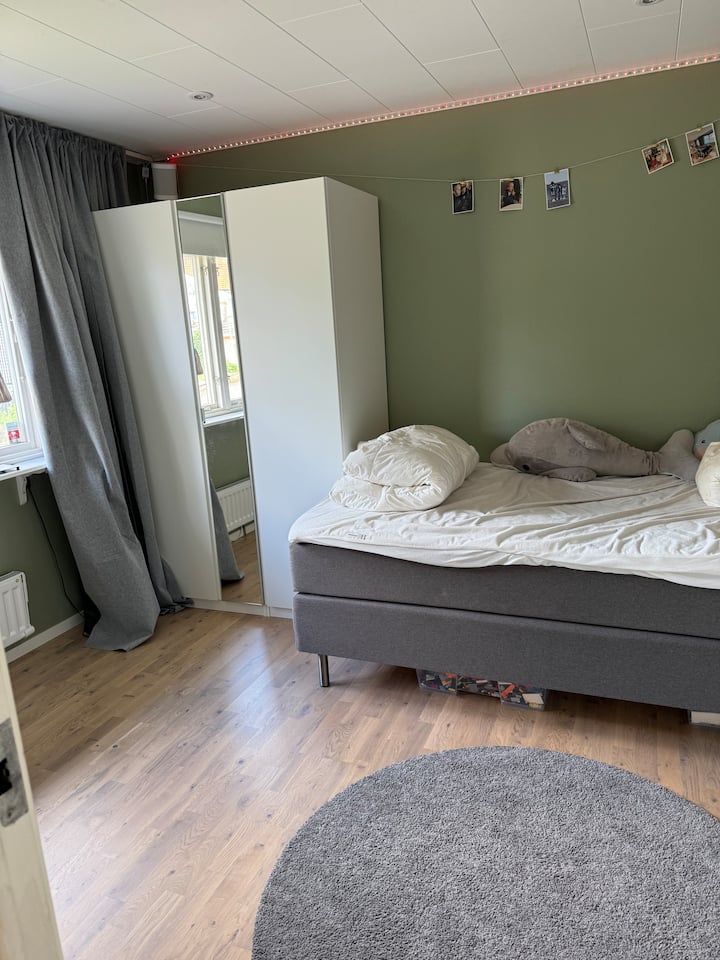 Dhomë gjumi në katin përdhes - krevat 120 cm. Merr me vete shtrojat e krevatit. 