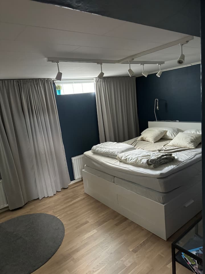 Dhomë gjumi në bodrum - krevat 180 cm. Merr me vete shtrojat e krevatit. 