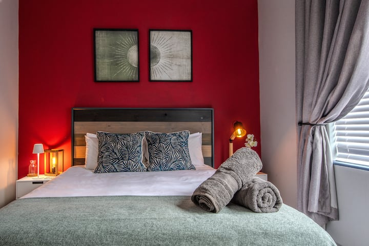 Მე ‑ 2 საძინებელში არის კომფორტული ორადგილიანი საწოლი რბილი თეთრეულით, გამუქებული დეკორითა და ბუნებრივი განათებით. Კარგად მოფიქრებული სტილი განტვირთვისა და დასვენებისთვის, ეს არის მიმზიდველი საცხოვრებელი, რომელიც იდეალურია წყვილებისთვის, მეგობრებისთვის ან ოჯახის წევრებისთვის, რომლებიც ბინას აზიარებენ.