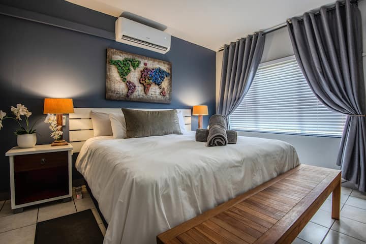 Მთავარ საძინებელში არის დიდი ზომის საწოლი ხრაშუნა ეგვიპტური ბამბის თეთრეულით, რბილი განათებითა და კონდიცირებით მთელი წლის განმავლობაში კომფორტისთვის. Მშვიდი, ელეგანტური საცხოვრებელი, რომელიც განკუთვნილია მშვიდი ღამეებისთვის და ნელი სანაპირო დილა სრული განმარტოებით.