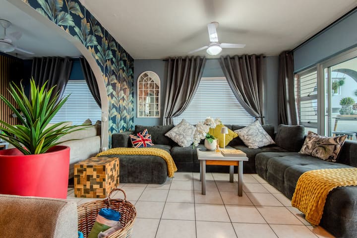 Ფართო მისაღები ოთახი პლუშის სექციური დასაჯდომით, სანაპიროზე შთაგონებული დეკორითა და ბუნებრივი განათებით. Იდეალურია ოჯახთან ან მეგობრებთან ერთად დასასვენებლად უმდლოტის პლაჟზე ერთი დღის შემდეგ, მყუდრო, ელეგანტური გარემოთი თქვენი სტუმრობისთვის.