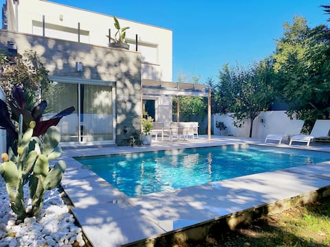 Contemporary house with pool near Bx
