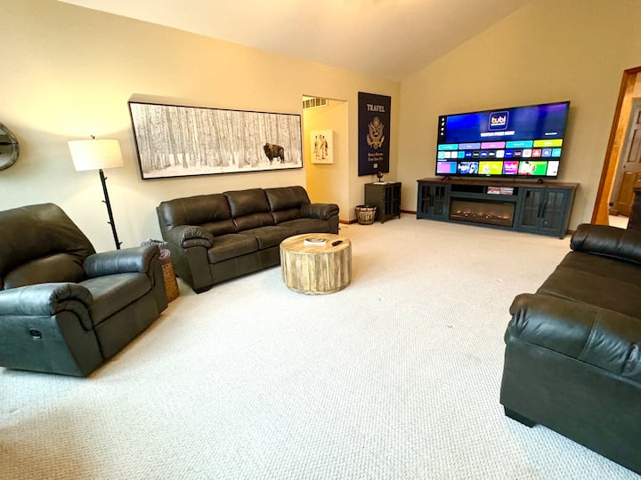 Grafton Getaway @ Countryside 6100 Sq Ft Sleeps 31 - Illinois